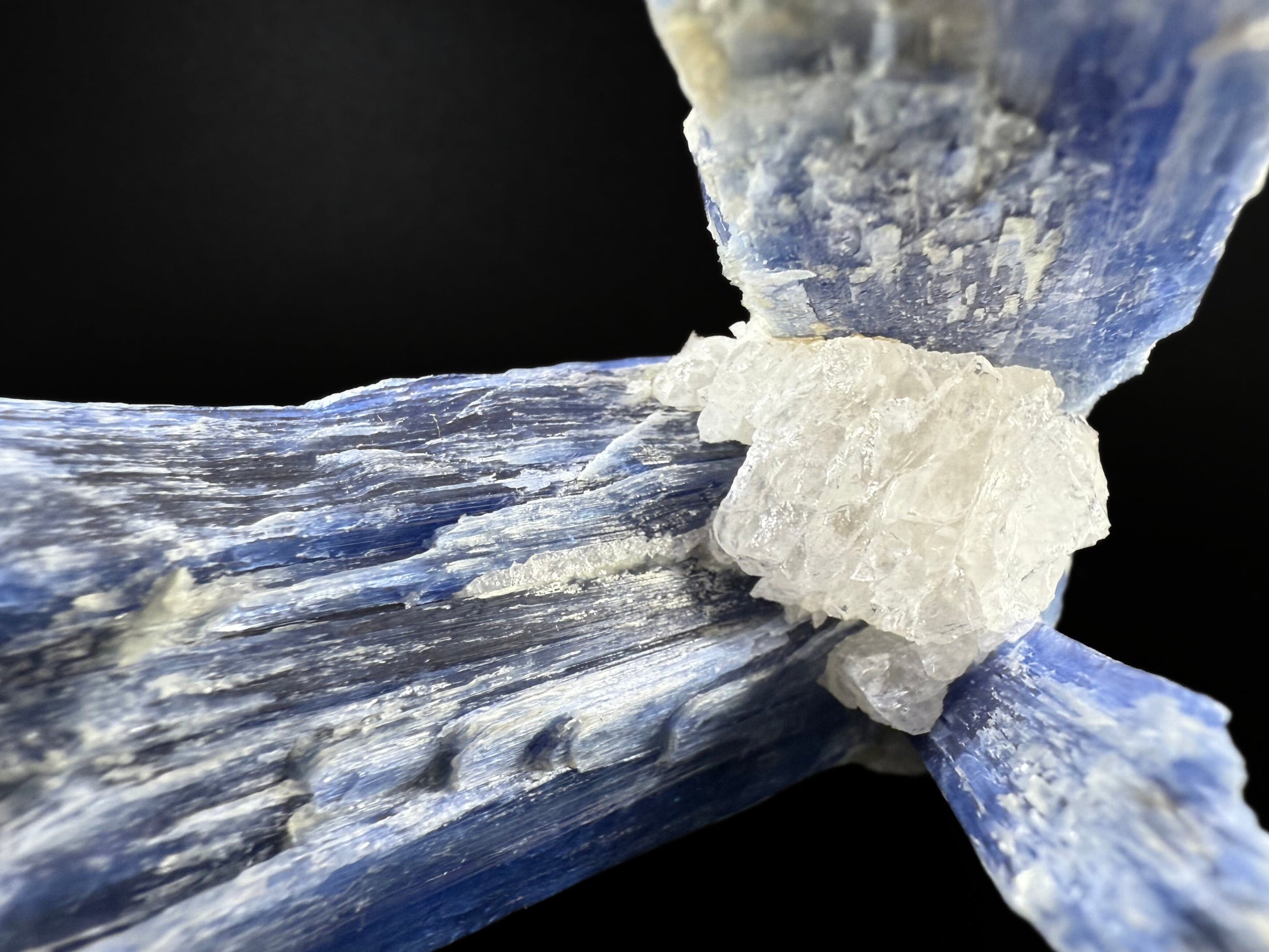 MN0026-Kyanite