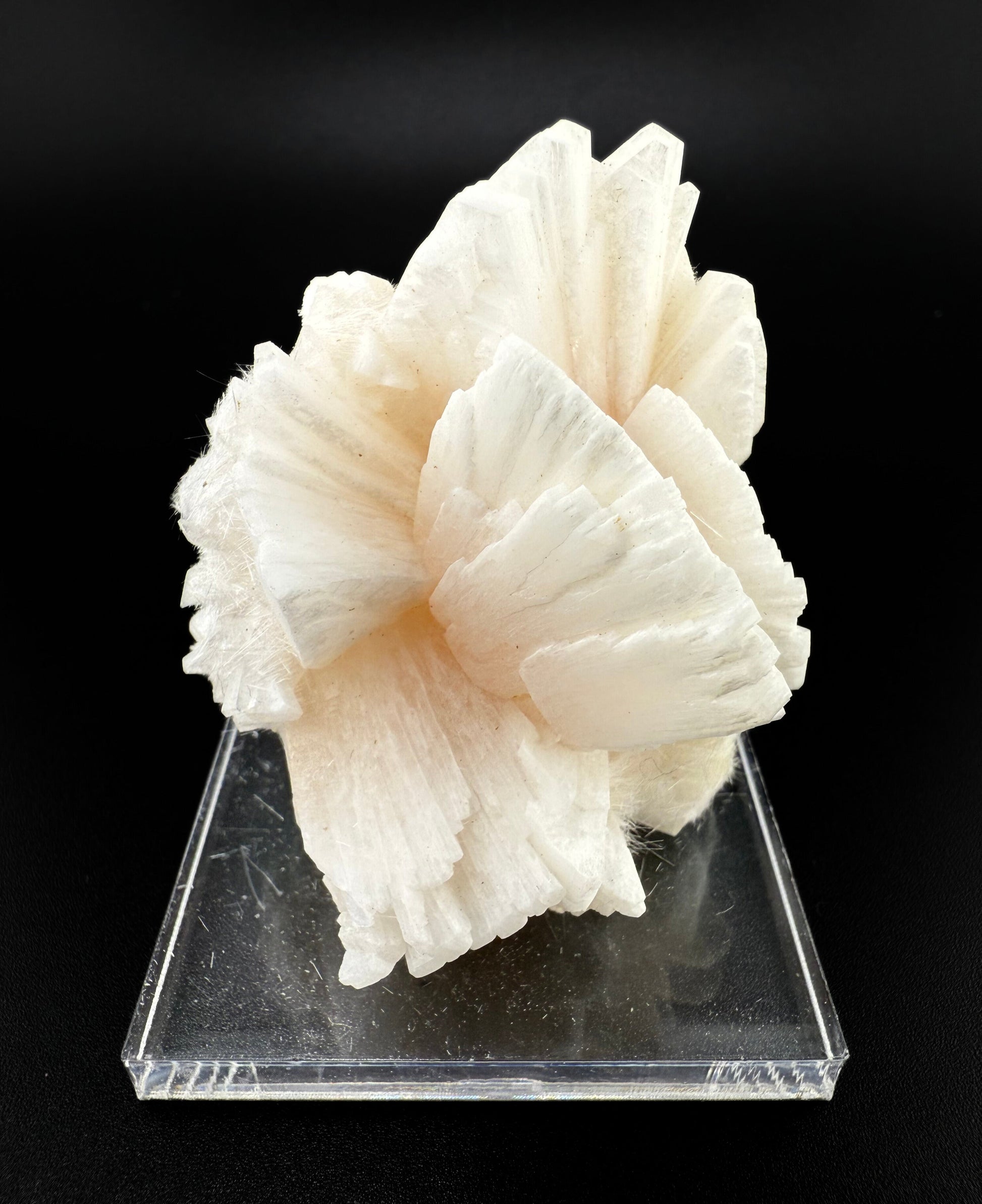 MN0245-Heulanddite W/ Mordenite