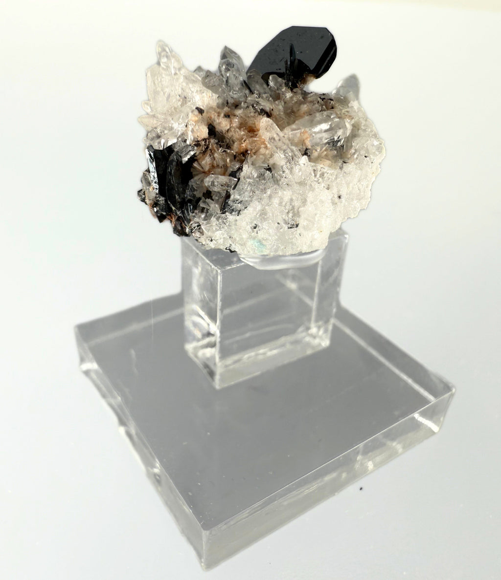 MN0247-Hematite On Quartz