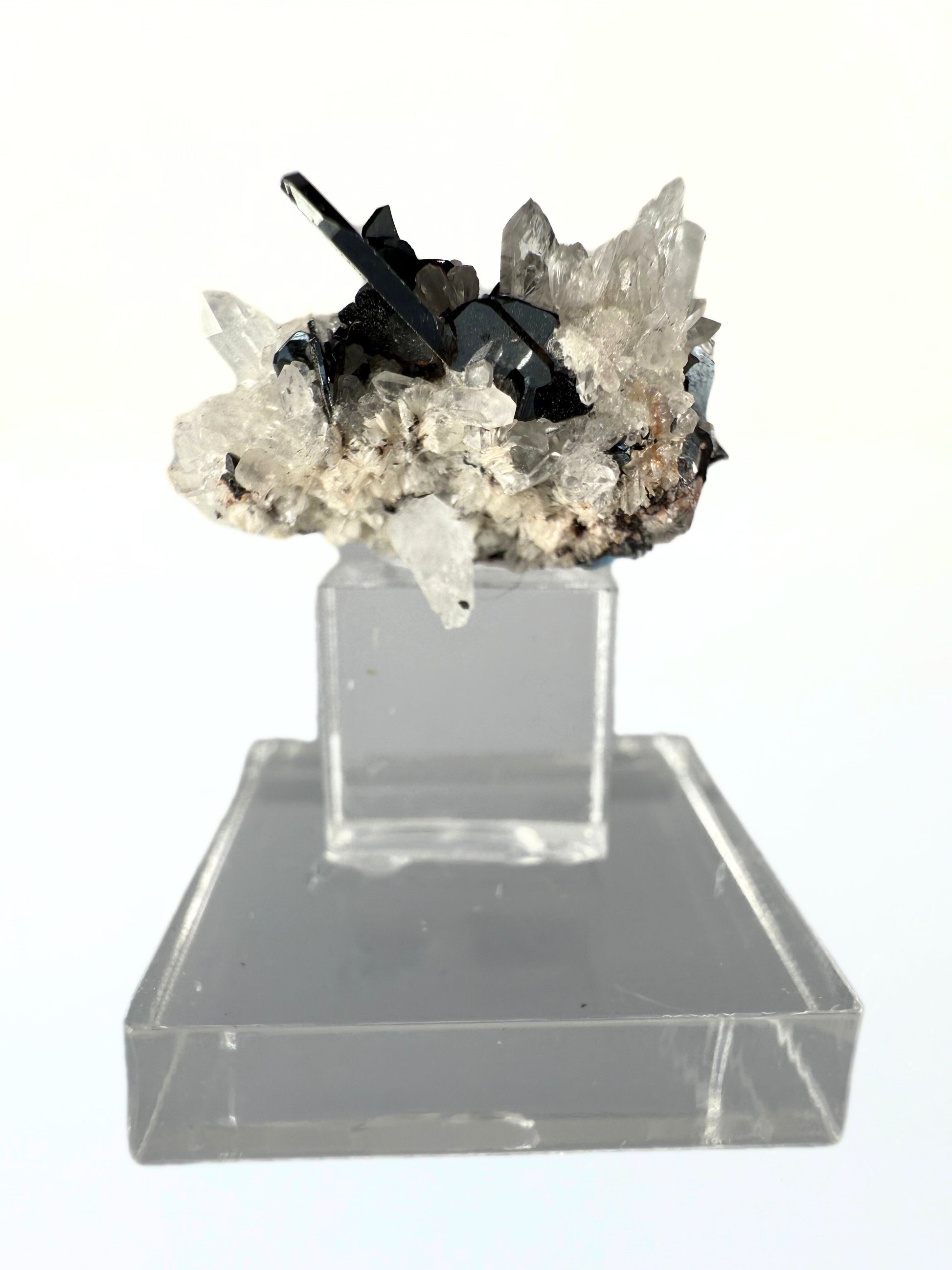 MN0247-Hematite On Quartz