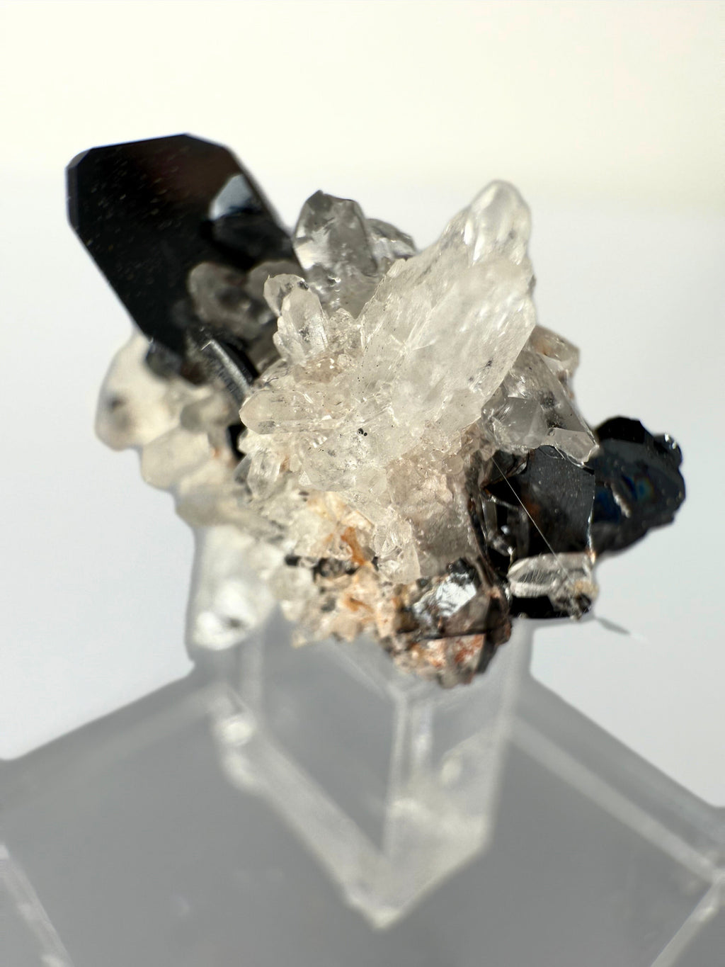 MN0247-Hematite On Quartz