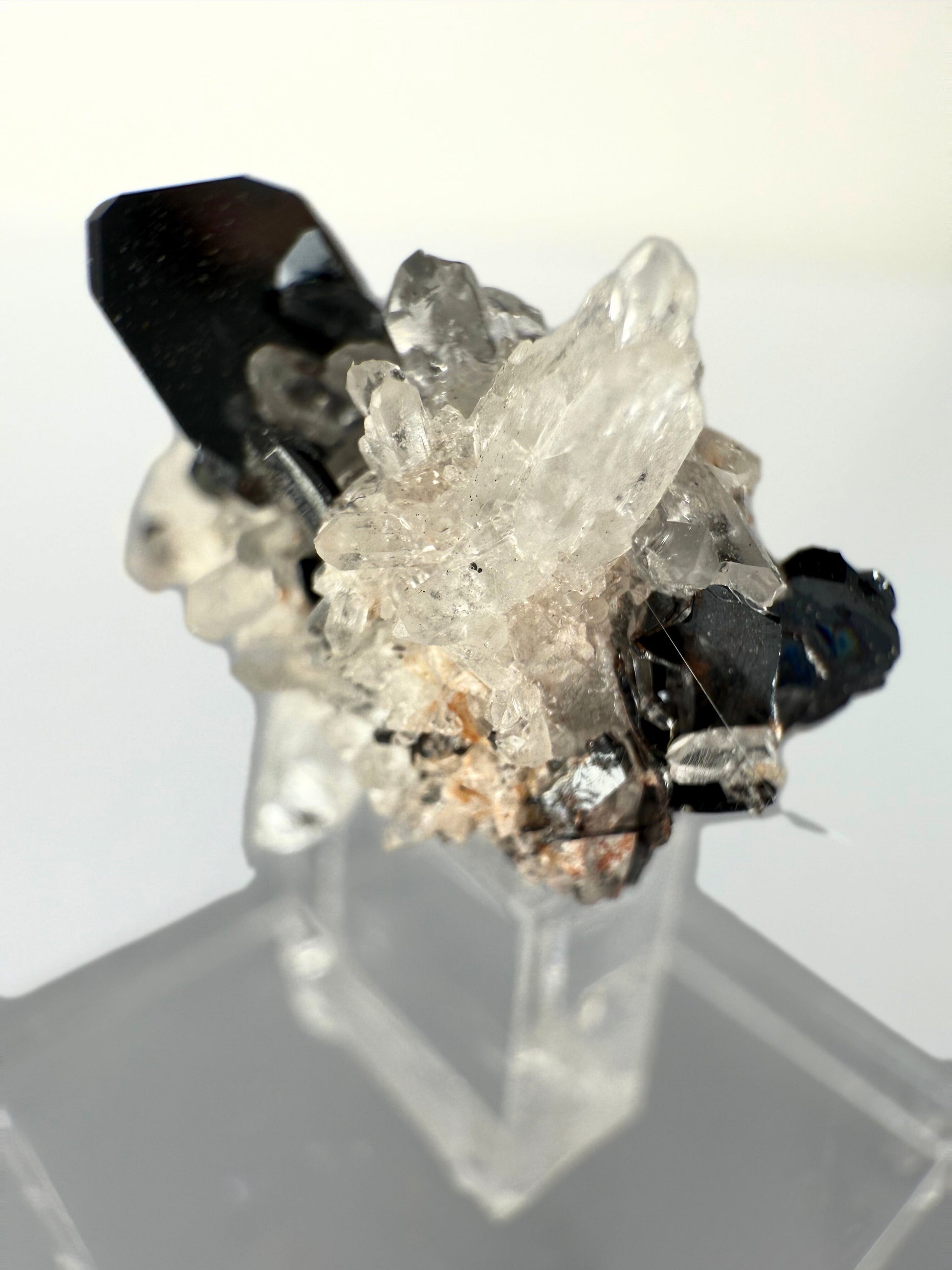 MN0247-Hematite On Quartz