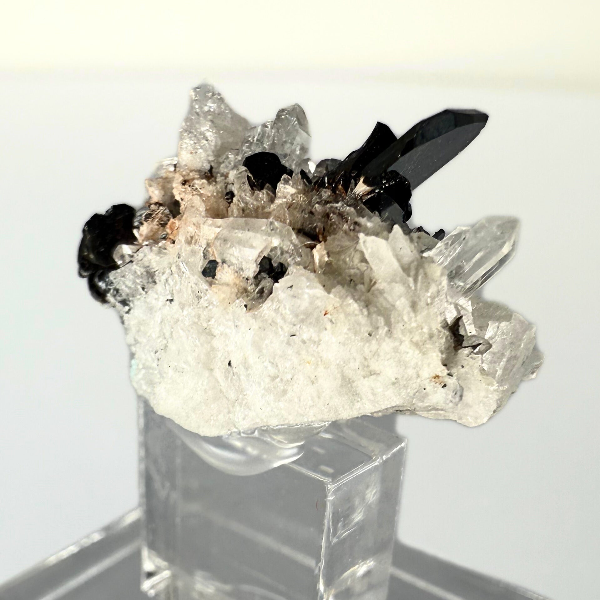 MN0247-Hematite On Quartz