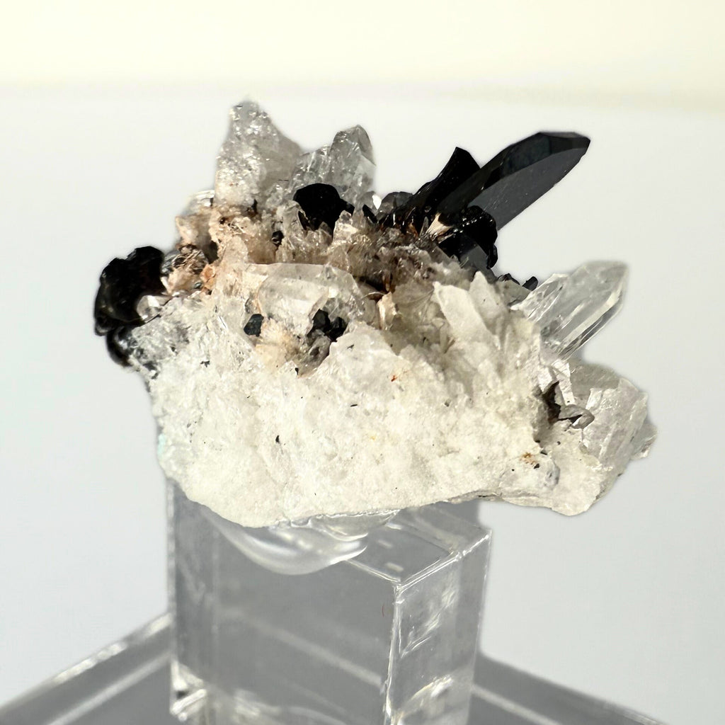 MN0247-Hematite On Quartz