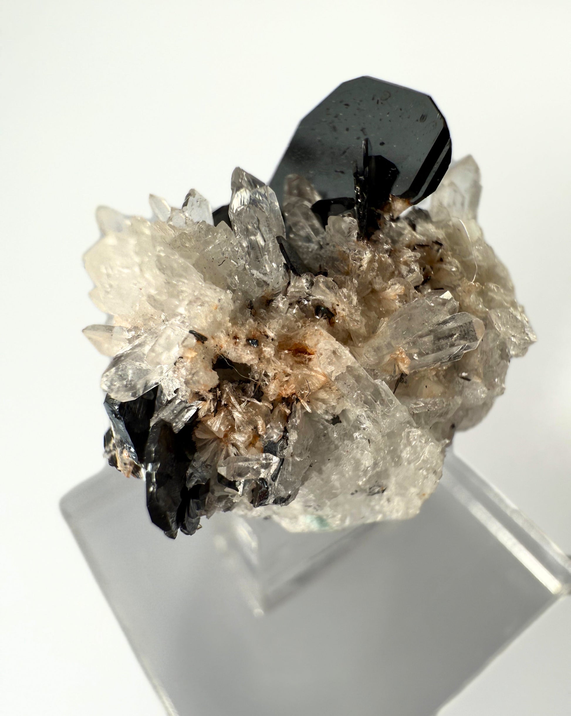 MN0247-Hematite On Quartz
