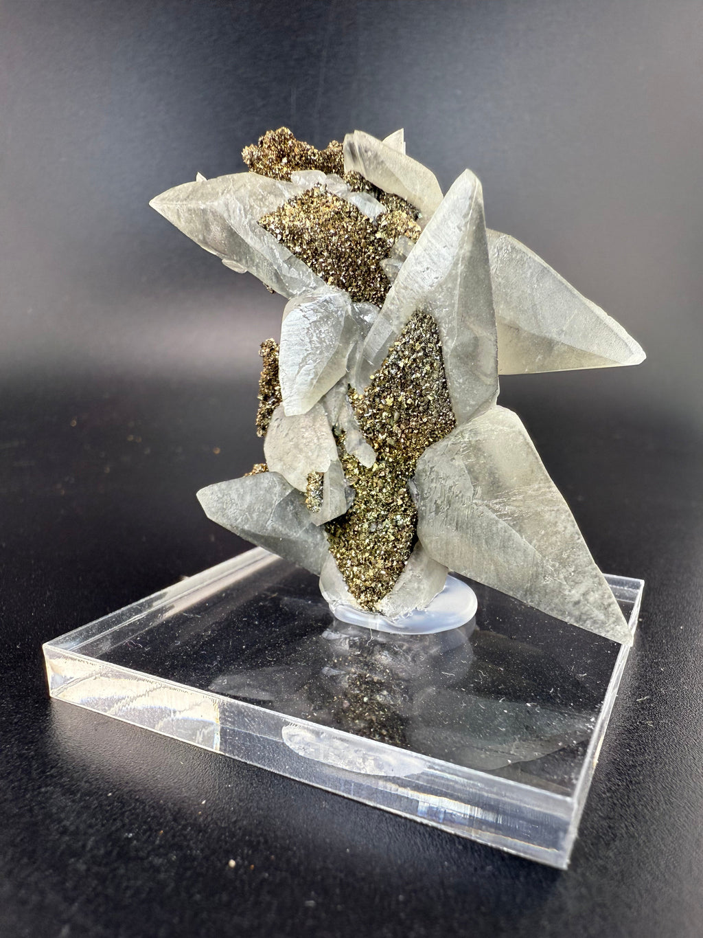 MN0266-Calcite W. Marcasite