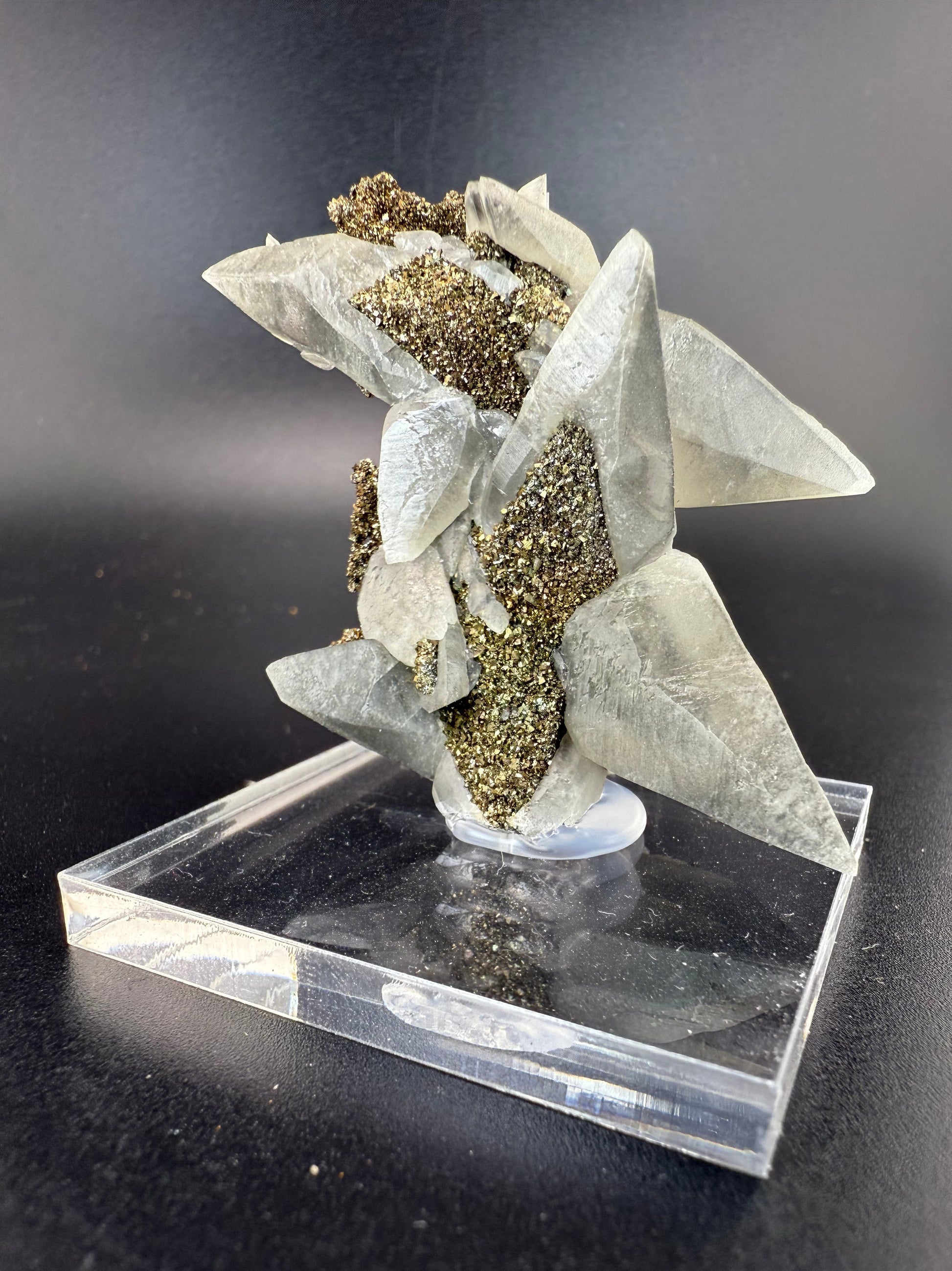 MN0266-Calcite W. Marcasite