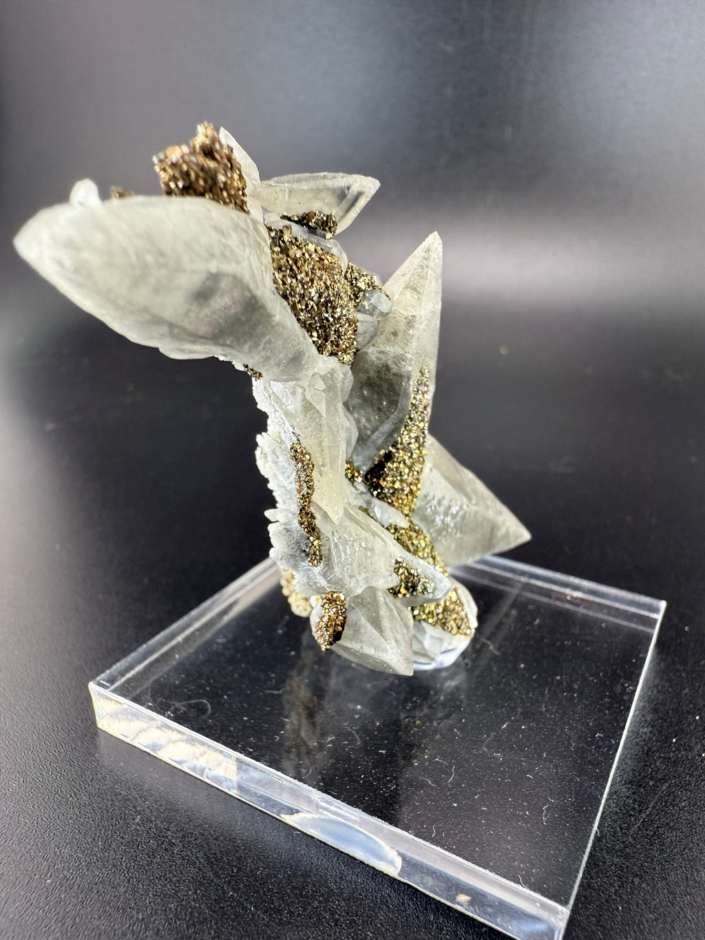 MN0266-Calcite W. Marcasite