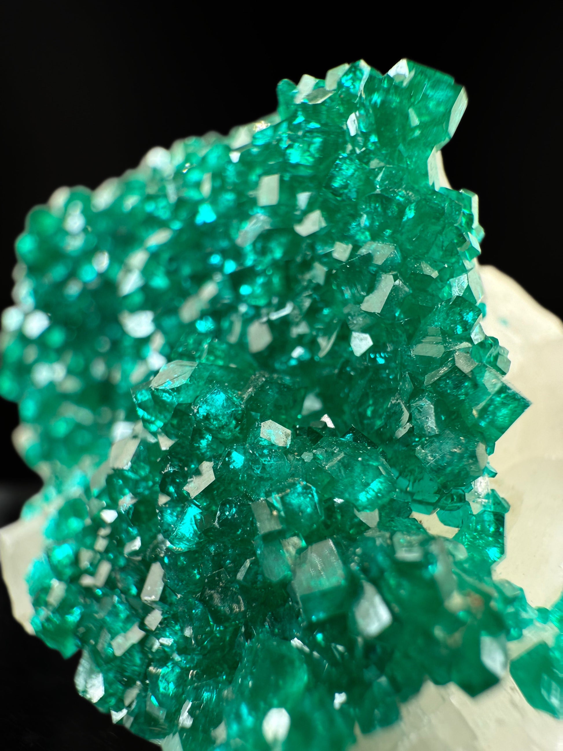 MN0269-Dioptase On Calcite