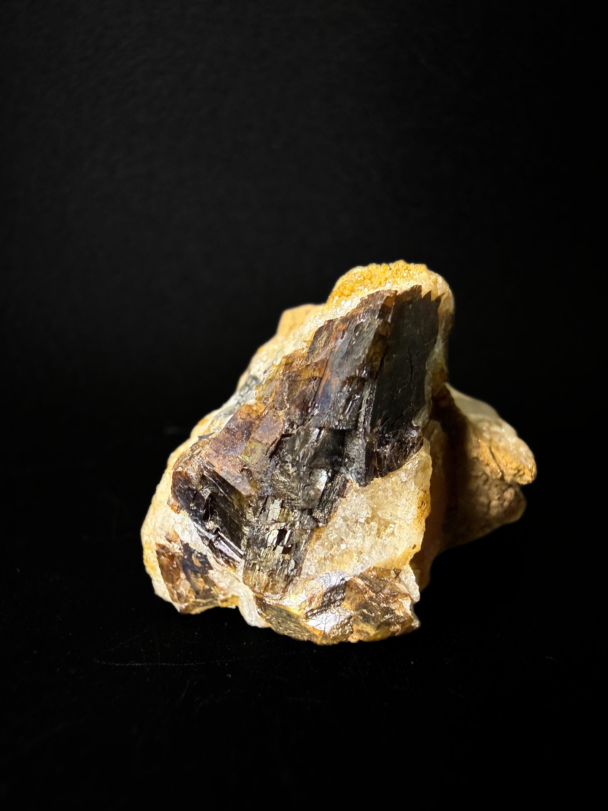 Cryolite and Siderite on Sphalerite