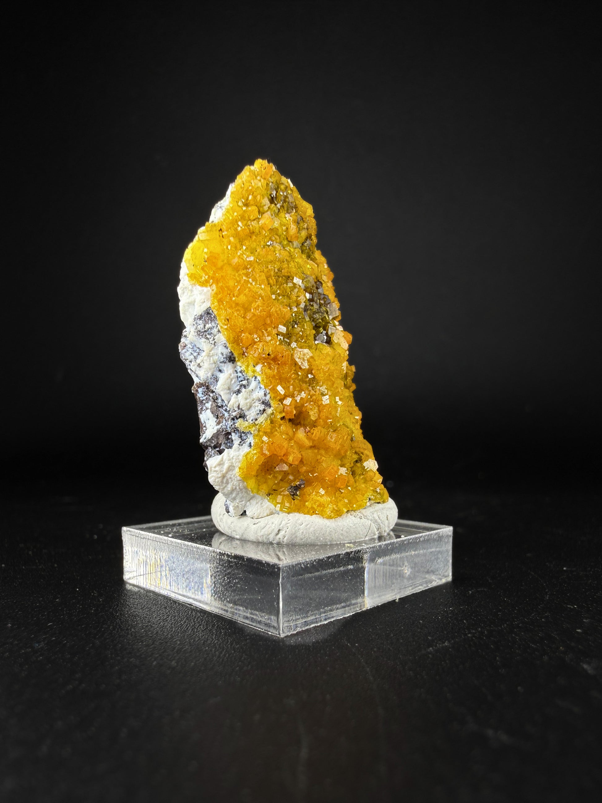 Mimetite-Pyromorphite series with Duftite