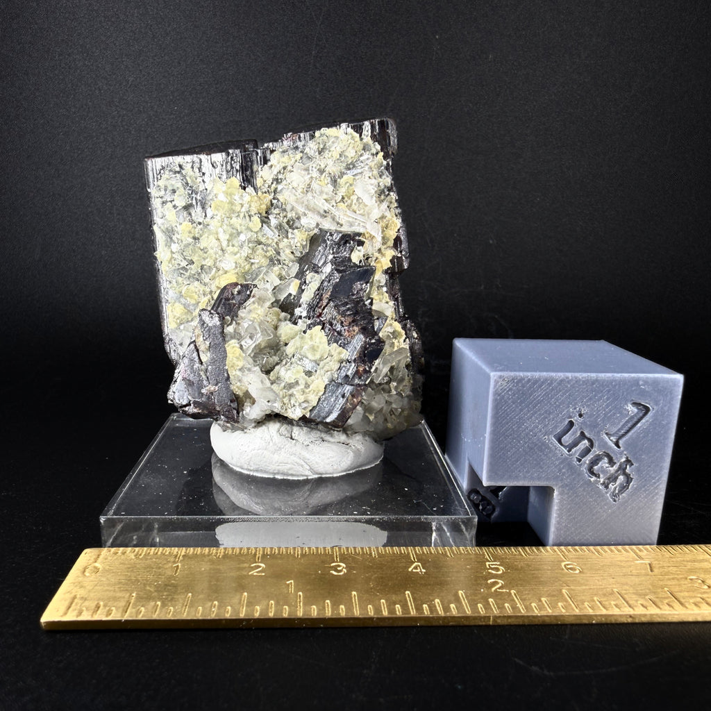 Hubnerite and Quartz