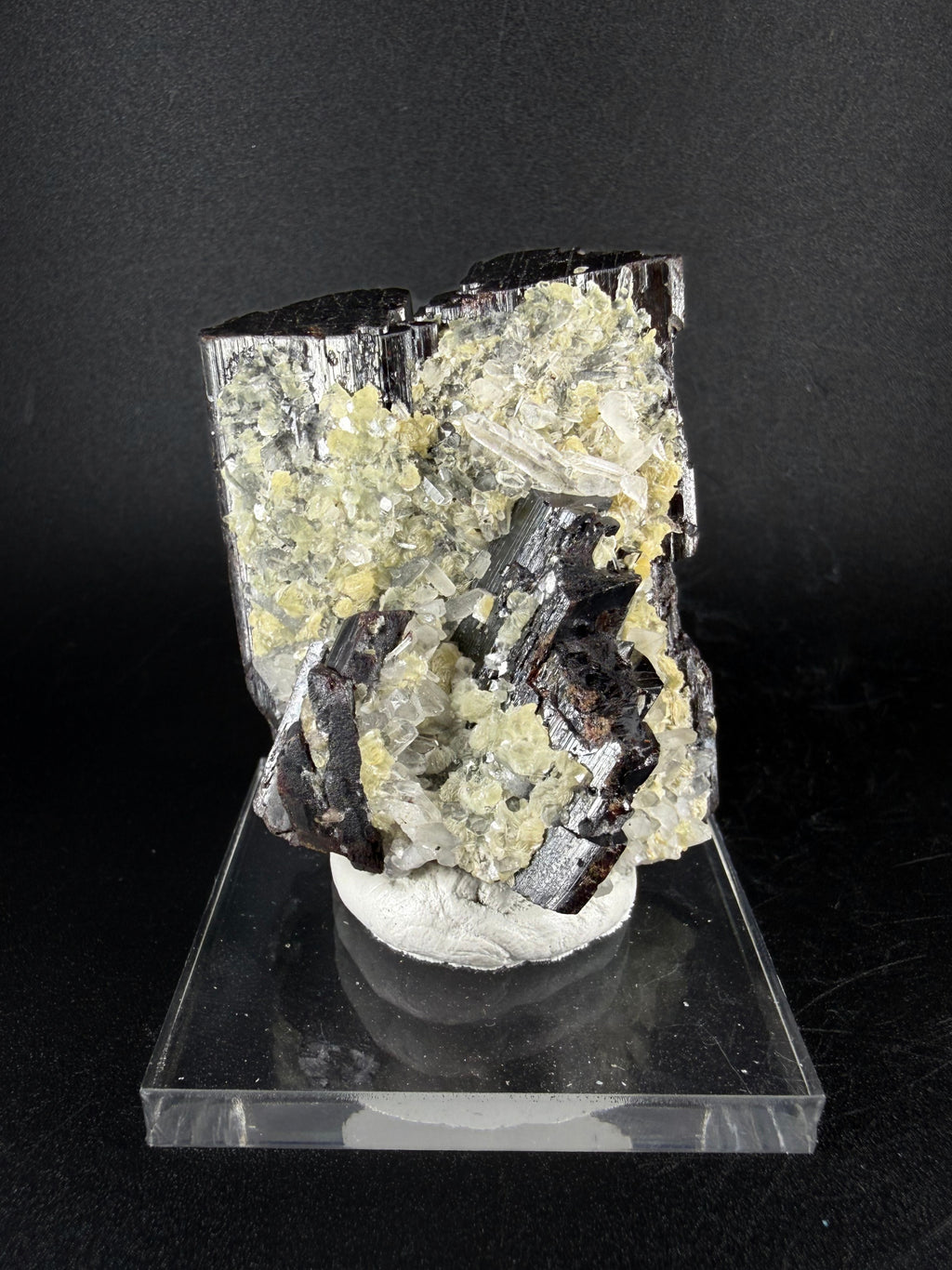Hubnerite and Quartz