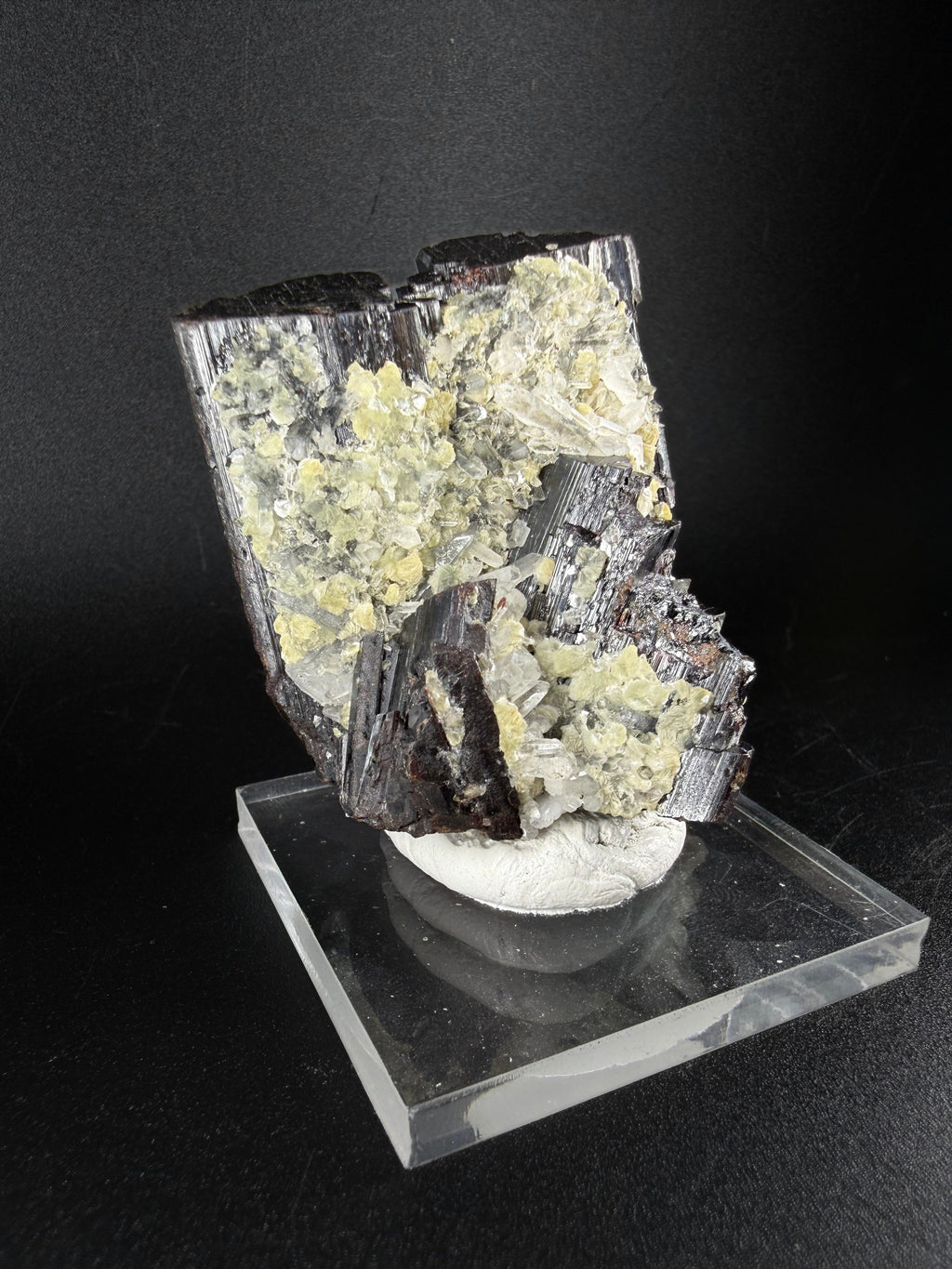 Hubnerite and Quartz