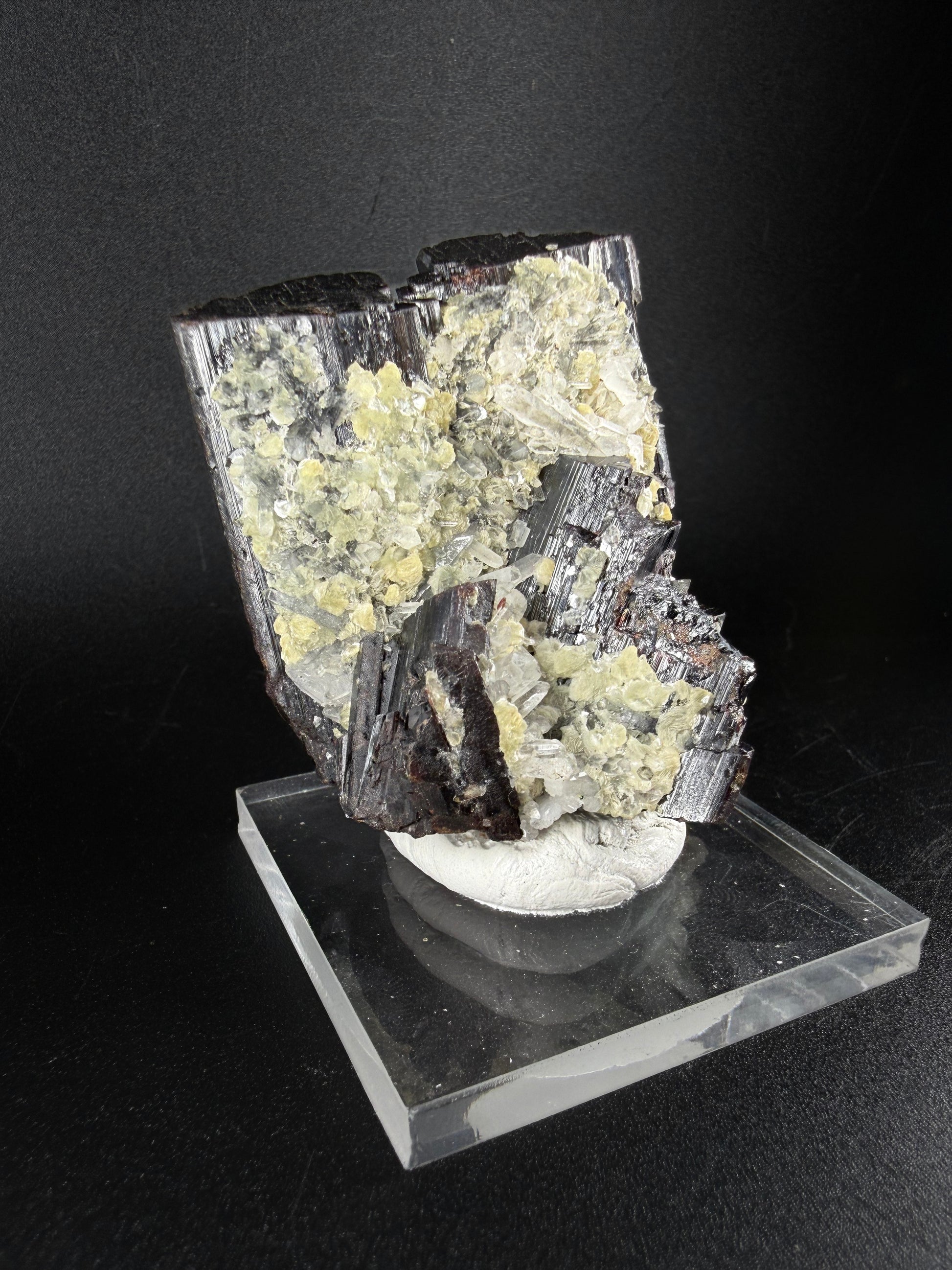 Hubnerite and Quartz