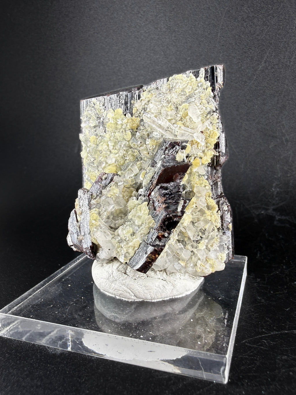 Hubnerite and Quartz