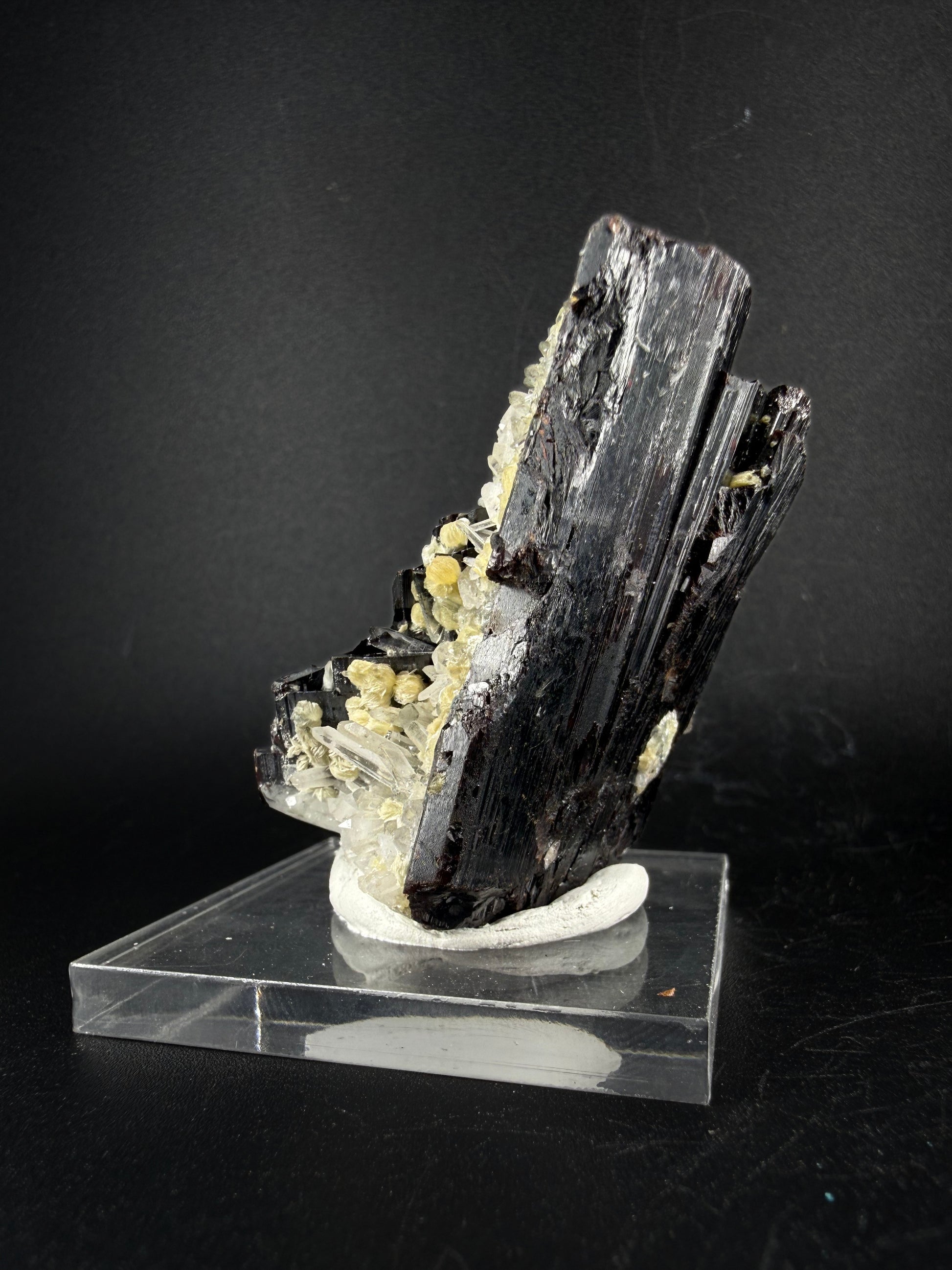 Hubnerite and Quartz
