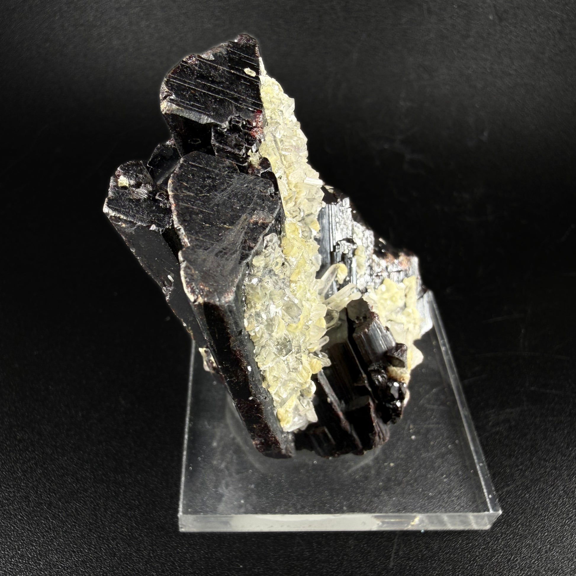 Hubnerite and Quartz