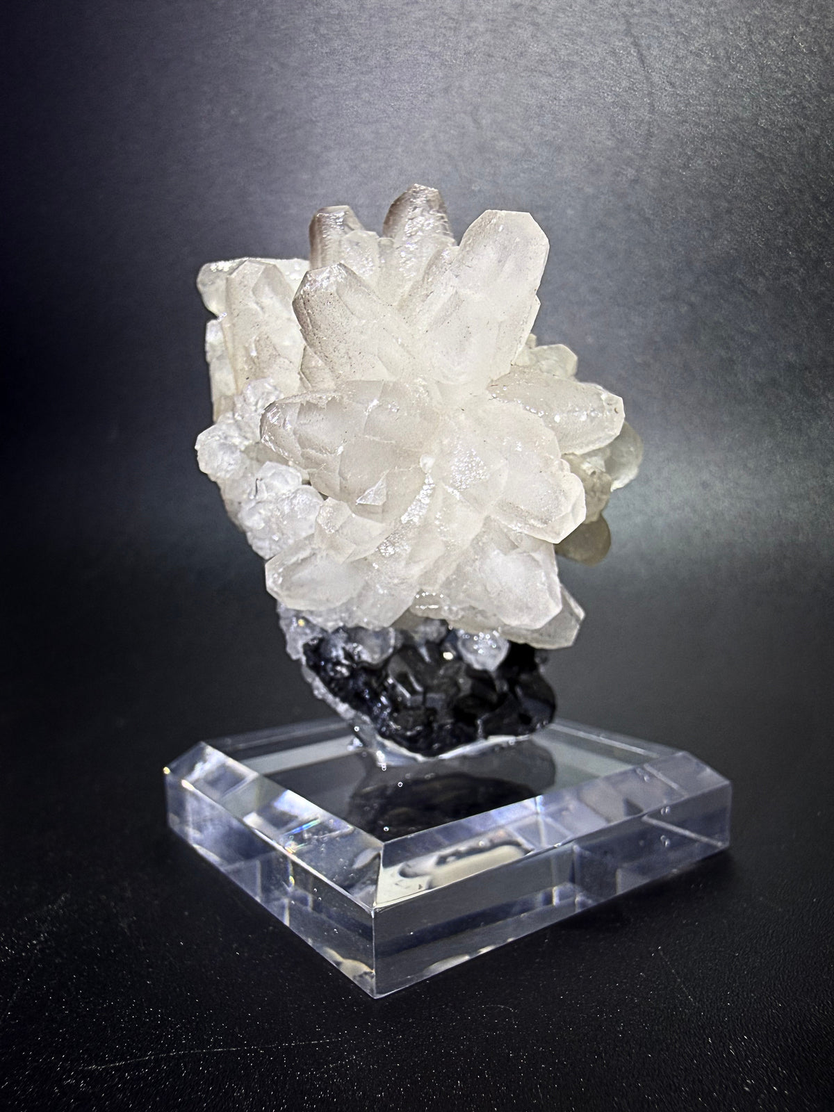 Manganocalcite on Sphalerite