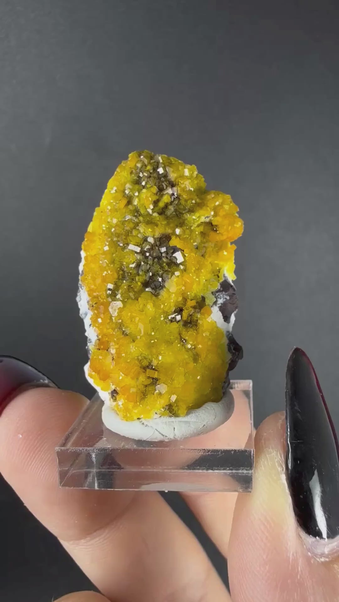 Mimetite-Pyromorphite series with Duftite