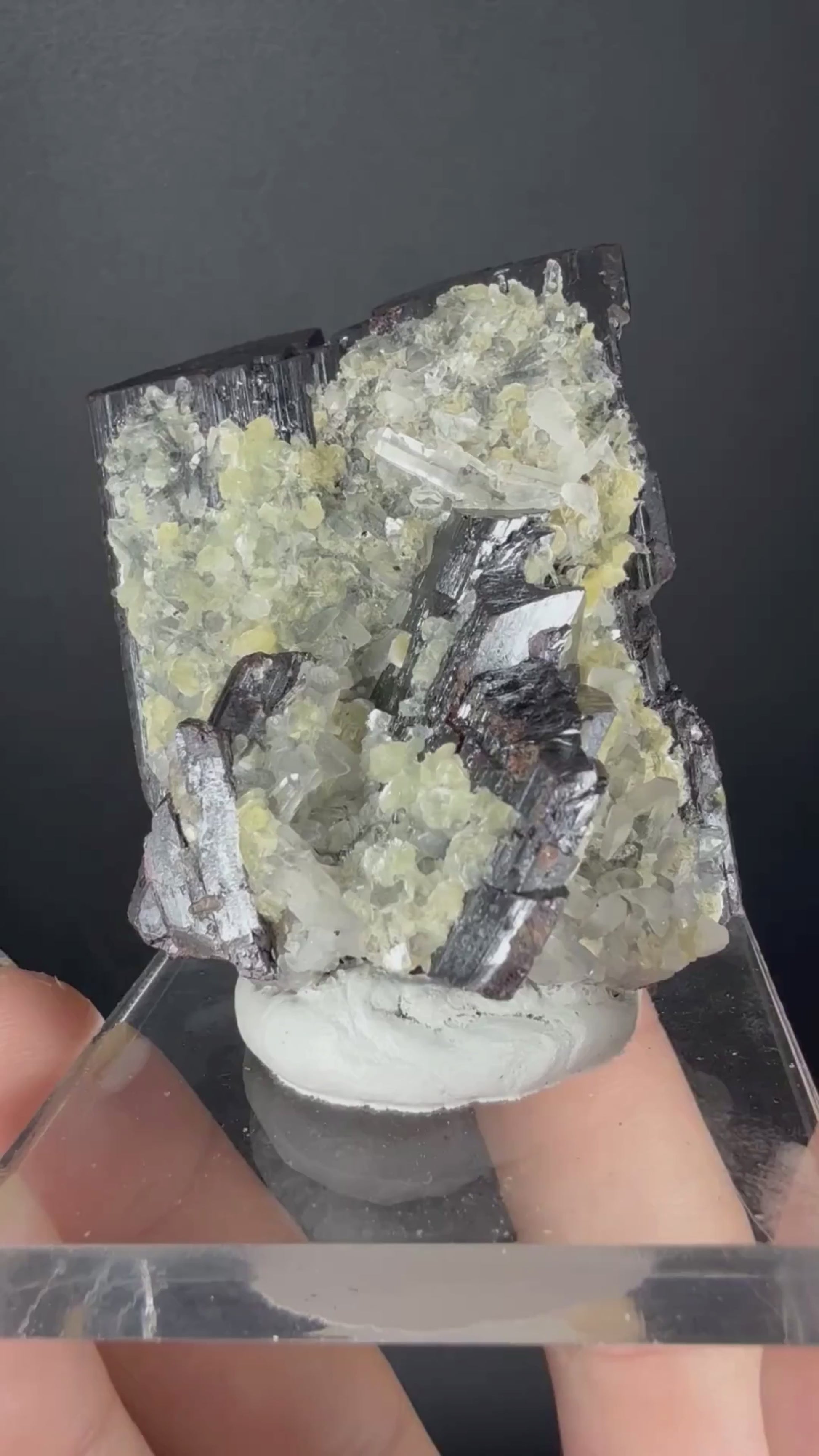Hubnerite and Quartz